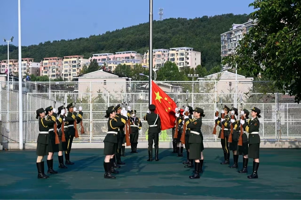 我校举行2025秋季开学第一课暨升国旗仪式